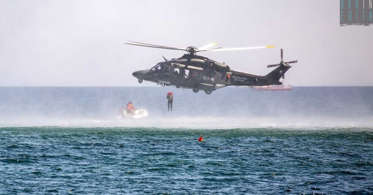 Torre a Mare, esercitazione di salvataggio in mare dell'Aeronautica: le immagini